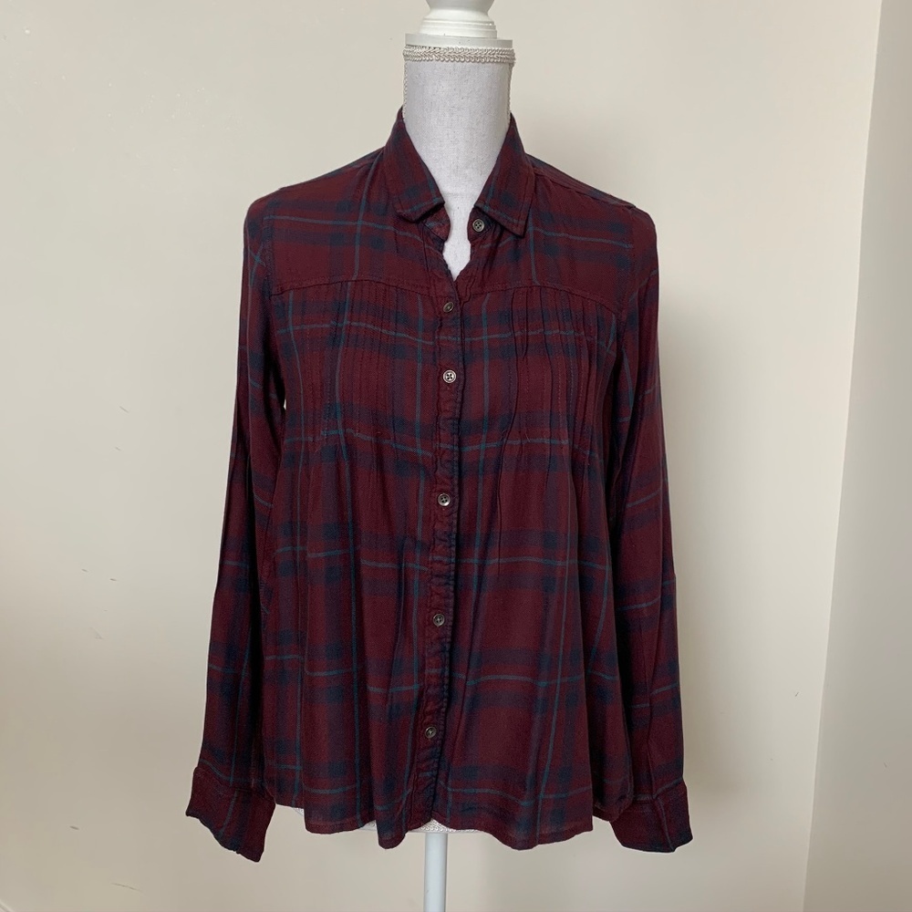 Hollister Size small button up plaid shirt womens